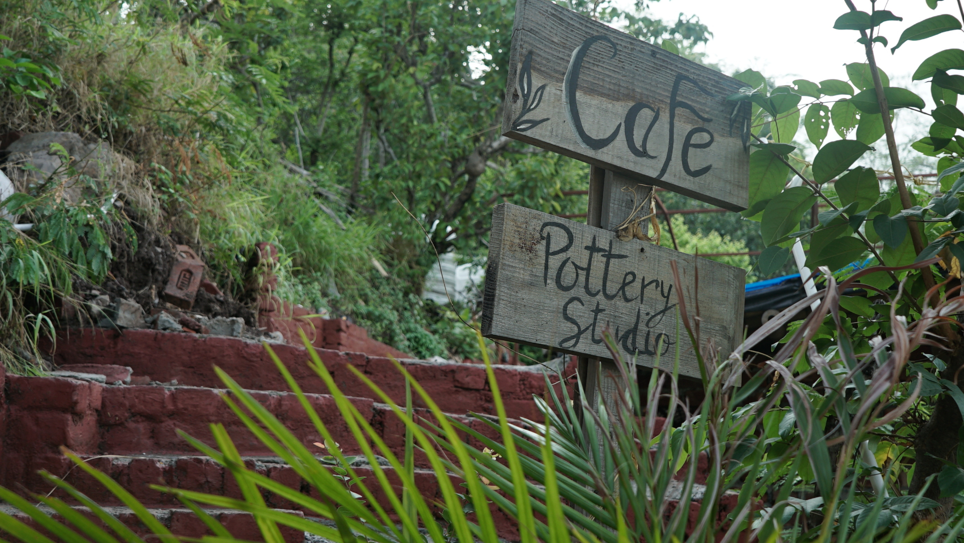 Hand-painted Cafe and Pottery Studio sign at Aavya Rise, Upper Tapovan