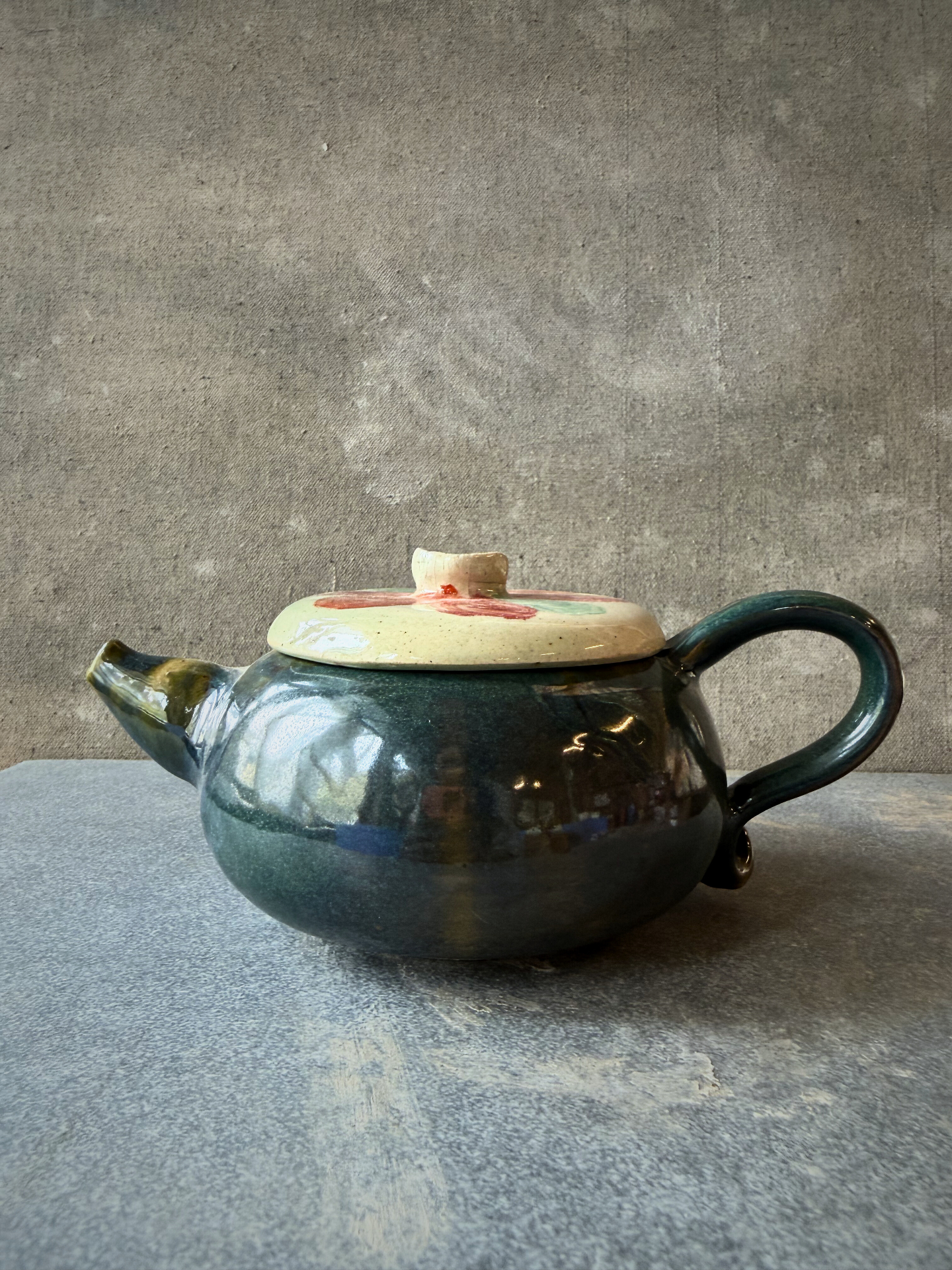 Teal teapot with a quiet lid